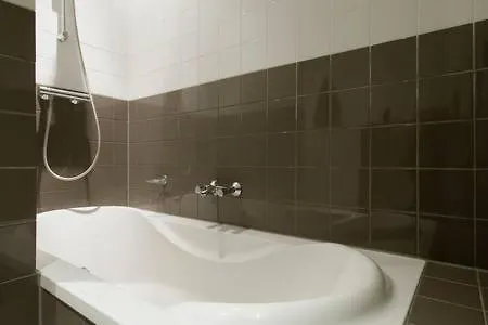 Adam & Eve Apartment *